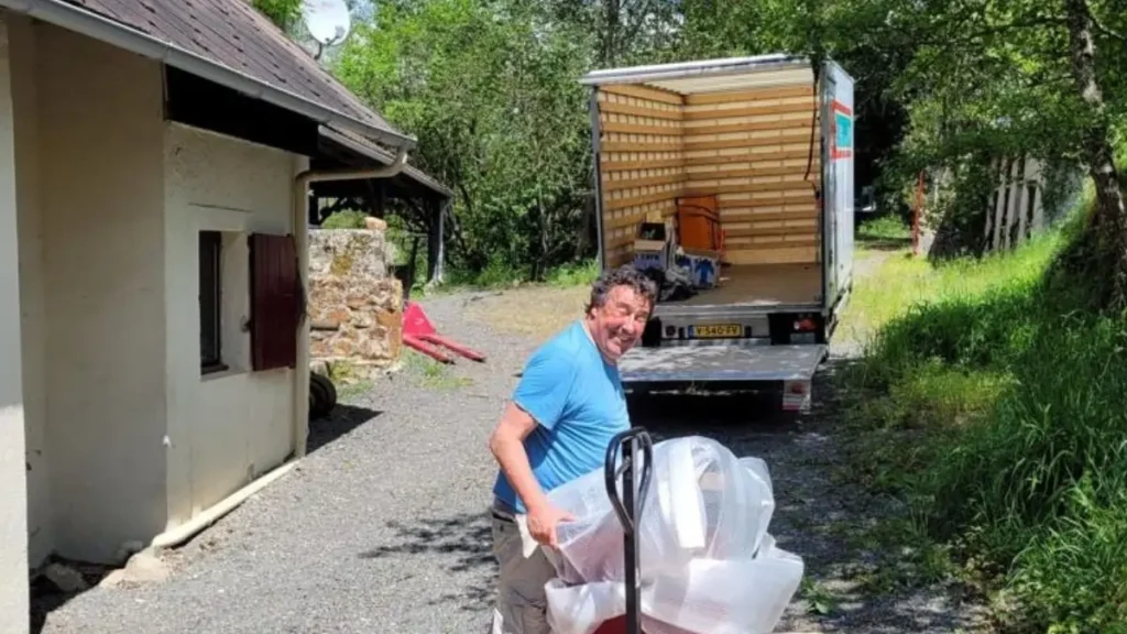 Man voor verhuiswagen