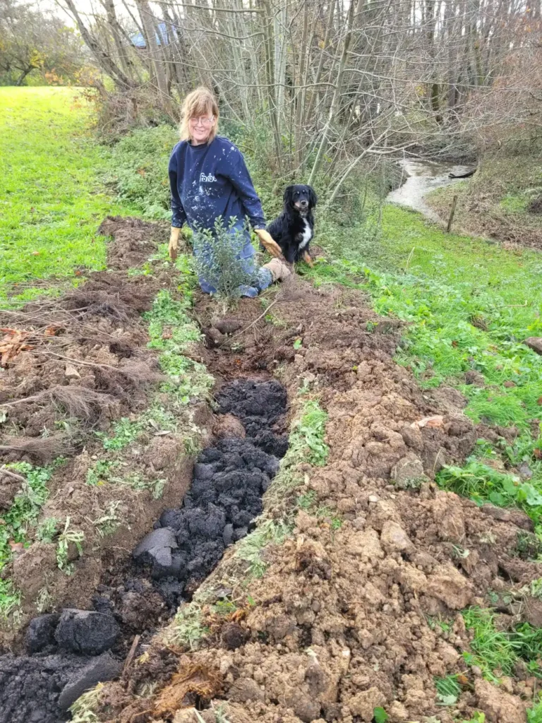 Femme avec chien en train de jardiner
