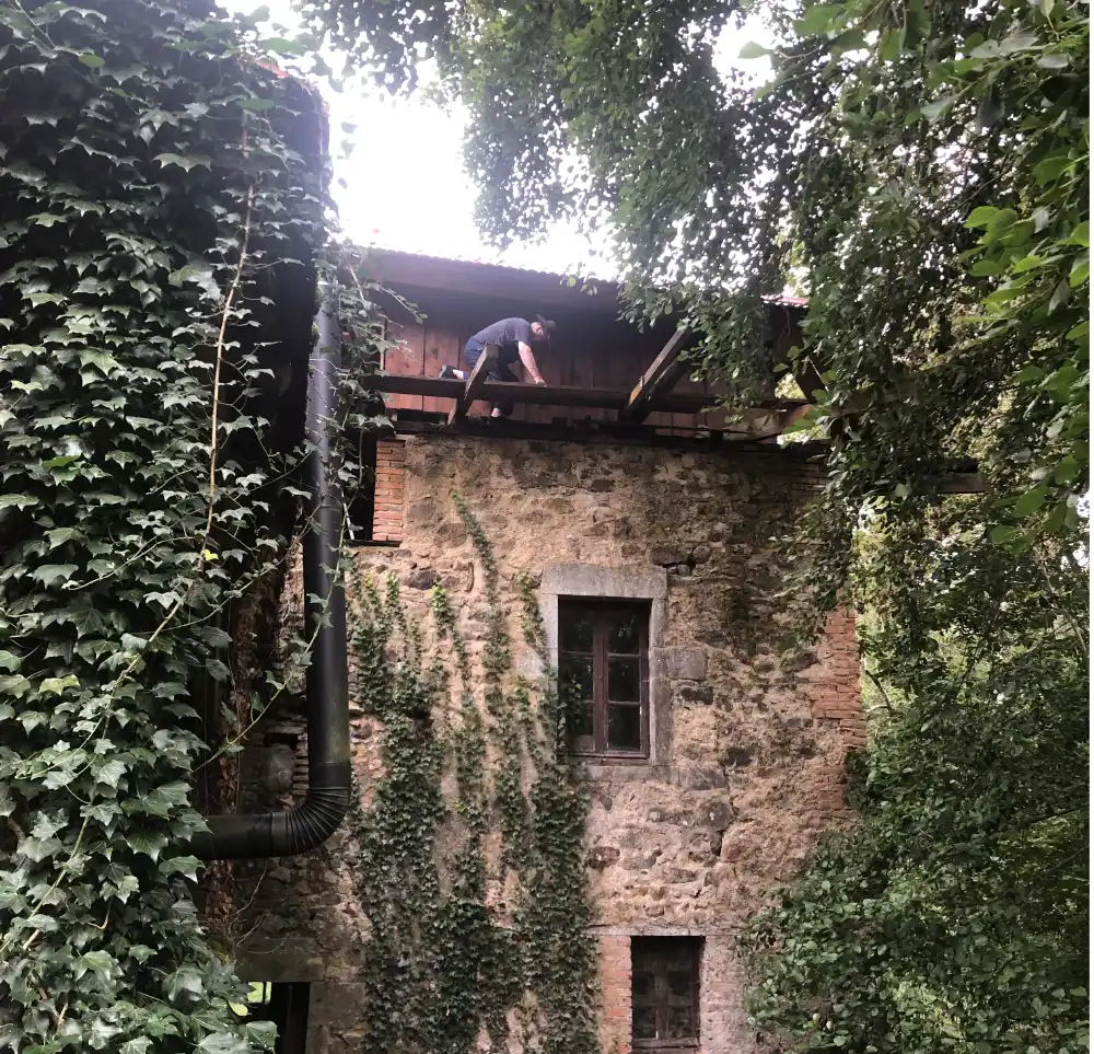 Homme sur la colonne montante Maison française