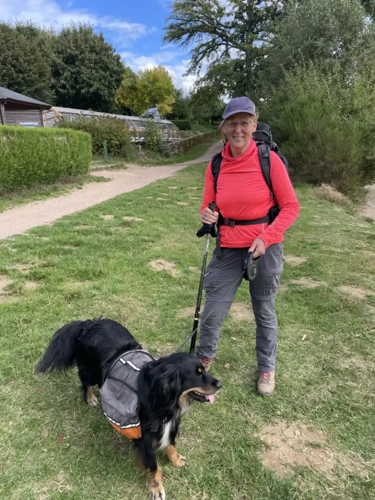 Femme en tenue de randonnée avec chien