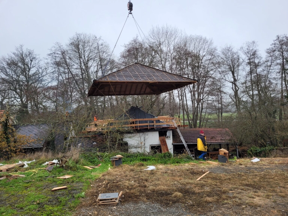 Dak hangt boven Frans huis