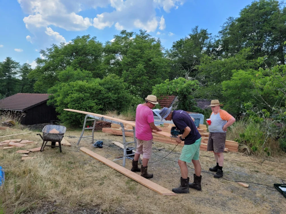 Drie mannen zag hout in Frankrijk